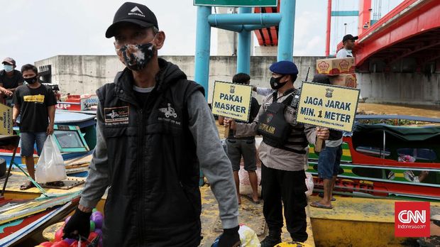 Dua hari menjelang pelarangan mudik lokal di palembang, warga  kabupaten Musi Banyuasin yang tinggal di beberapa wilayah seperti Makarti, Jalur, Karang Agung hilir mudik ke kota Palembang menggunakan transportasi sekoci (perahu yang ditempel mesin) baik untuk berbelanja kebutuhan pokok jelang lebaran hingga mudik lokal. CNN Indonesia/ Safir Makki