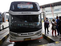 Ribuan Orang Naik Bus saat Larangan Mudik