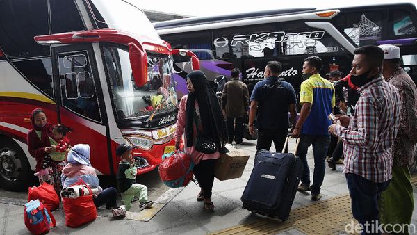 Jelang Larangan Mudik, Terminal Pulo Gebang Ramai