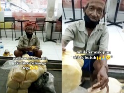 Kakek Penjual Kerupuk Ini Rela Tidur di Jalan Saat Dagangannya Tak Habis