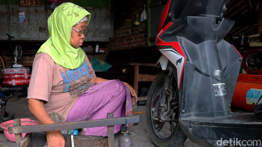 Kisah Penuh Haru Nenek 70 Tahun Penambal Ban di Kudus Kisah Penuh Haru Nenek 70 Tahun Penambal Ban di Kudus