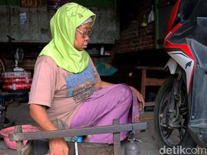 Kisah Penuh Haru Nenek 70 Tahun Penambal Ban di Kudus Kisah Penuh Haru Nenek 70 Tahun Penambal Ban di Kudus