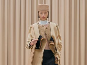 10 Koleksi Busana Feminin Burberry untuk Musim Dingin 2021