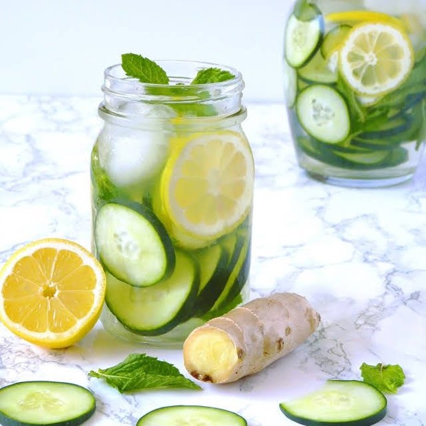 Asupan makanan selama sahur dan berbuka bisa kamu imbangi dengan konsumsi infused water ini agar pencernaan tetap lancar.