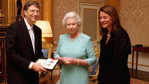 Momen Bill Gates dan Melinda Terima Gelar dari Ratu Inggris