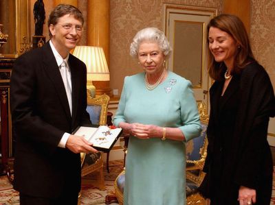 Momen Bill Gates dan Melinda Terima Gelar dari Ratu Inggris