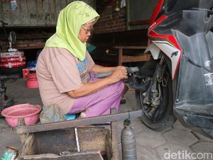 Kisah Gigih Nenek 70 Tahun Penambal Ban di Kudus yang Menyentuh Hati