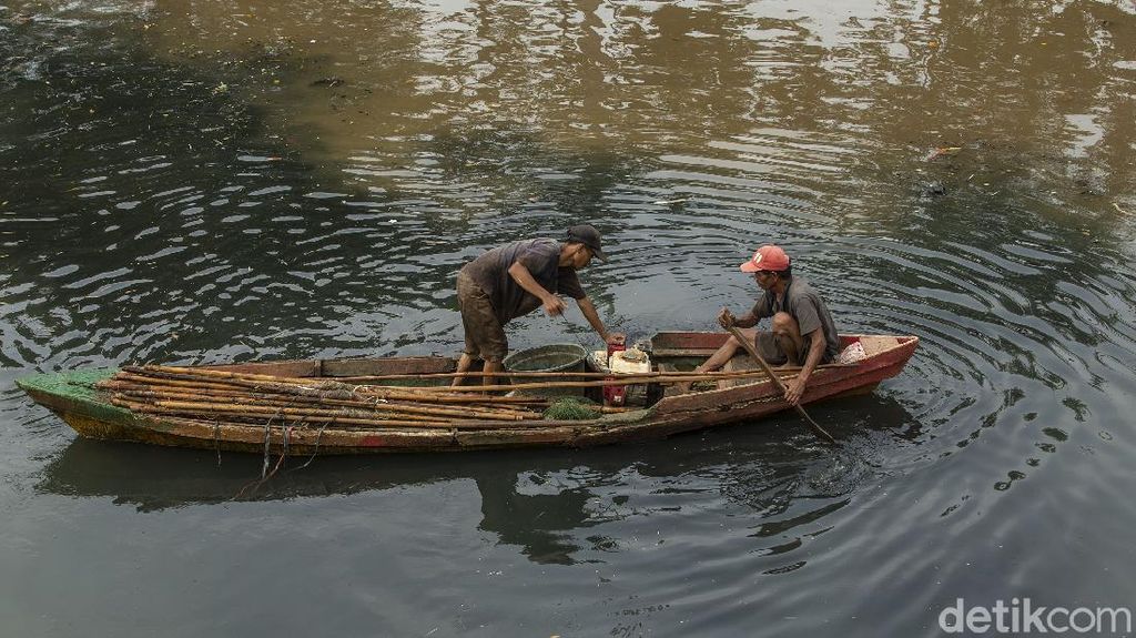 Mencari Ikan di Sungai Keruh Jakarta