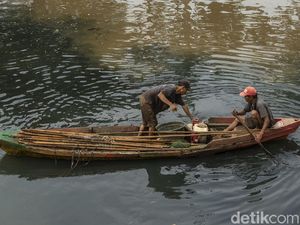 Mencari Ikan di Sungai Keruh Jakarta