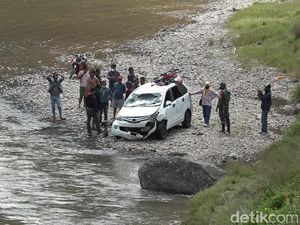 Minibus Terjun ke Sungai di Sulbar, 3 Penumpang Hilang Terbawa Arus
