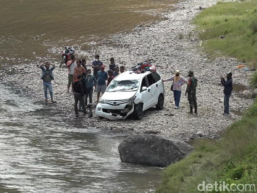 Minibus Terjun ke Sungai di Sulbar, 3 Penumpang Hilang Terbawa Arus Minibus Terjun ke Sungai di Sulbar, 3 Penumpang Hilang Terbawa Arus