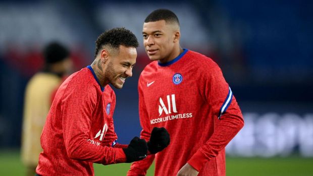 PARIS, FRANCE - APRIL 13: Neymar and Kylian Mbappe of Paris Saint-Germain warm up prior to the UEFA Champions League Quarter Final Second Leg match between Paris Saint-Germain and FC Bayern Munich at Parc des Princes on April 13, 2021 in Paris, France. Sporting stadiums around France remain under strict restrictions due to the Coronavirus Pandemic as Government social distancing laws prohibit fans inside venues resulting in games being played behind closed doors. (Photo by Matthias Hangst/Getty Images)