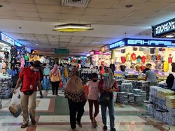 Kenapa Warga Rela Berdesakan Belanja di Pasar Tanah Abang?