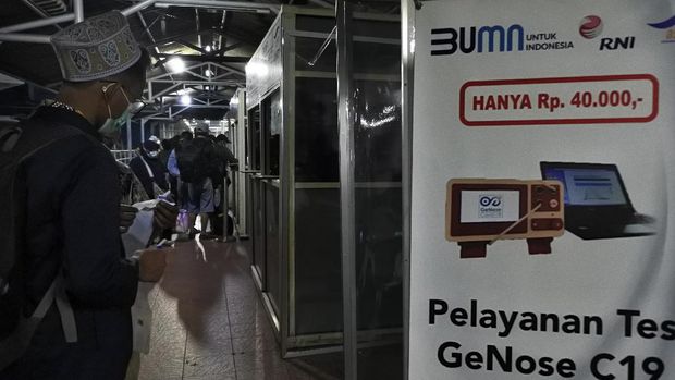 Sejumlah calon penumpang kapal ferry antre untuk menjalani tes deteksi COVID-19 dengan metode GeNose C19 di Pelabuhan Merak, banten, Selasa (4/5/2021) dinihari. Pihak otoritas Pelabuhan Merak mewajibkan para penumpang kapal ferry menjalani tes GeNose C19 lebih dahulu untuk mencegah penyebaran COVID-19. ANTARA FOTO/Asep Fathulrahman/aww.