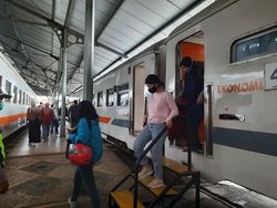 KA Jarak Jauh di Stasiun Surabaya Belum Ada Lonjakan Jelang Larangan Mudik