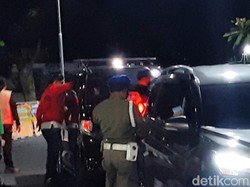 Puluhan Mobil Terjaring Penyekatan di Kuningan, 1 Diputarbalikkan