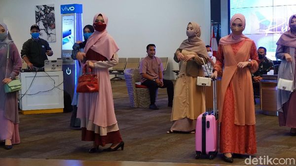 Foto: Lenggak-lenggok Cantik Karyawan Bandara Husein Sastranegara Bandung