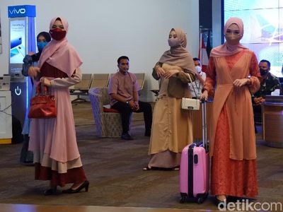 Foto: Lenggak-lenggok Cantik Karyawan Bandara Husein Sastranegara Bandung