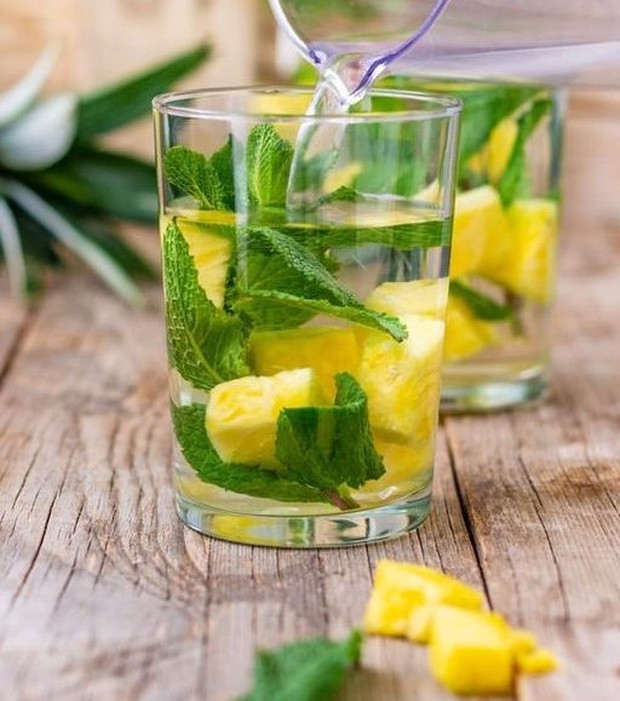 Segarkan tubuhmu dengan Pineapple Mint Infused Water yang mampu mengatasi dehidrasi sekaligus menjaga sistem kekebalan.