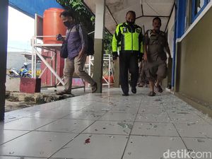 Protes Ditertibkan, Pedagang Bentrokan dengan Satpol PP Cianjur