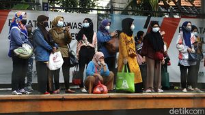 Momen Membludaknya Penumpang di Stasiun Palmerah