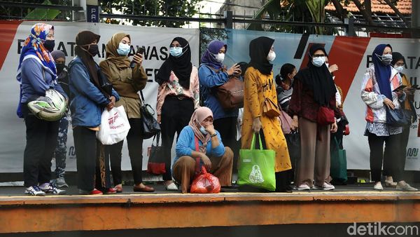 Momen Membludaknya Penumpang di Stasiun Palmerah