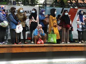 Momen Membludaknya Penumpang di Stasiun Palmerah Momen Membludaknya Penumpang di Stasiun Palmerah