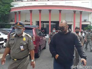 Pria yang Cerca-Bodohkan Pemakai Masker Dihukum Beri Makan ke ODGJ Pria yang Cerca-Bodohkan Pemakai Masker Dihukum Beri Makan ke ODGJ