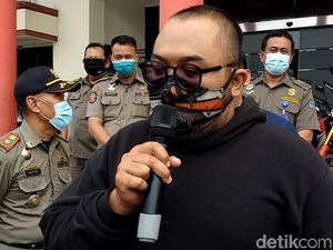 Pria yang Membodohkan Pengunjung Mal Bermasker Jadi Duta Prokes Pria yang Membodohkan Pengunjung Mal Bermasker Jadi Duta Prokes