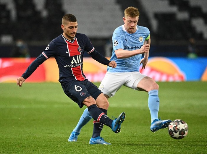 Paris Saint-Germains Italian midfielder Marco Verratti (L) fights for the ball with Manchester Citys Belgian midfielder Kevin De Bruyne during the UEFA Champions League first leg semi-final football match between Paris Saint-Germain (PSG) and Manchester City at the Parc des Princes stadium in Paris on April 28, 2021. (Photo by Anne-Christine POUJOULAT / AFP)