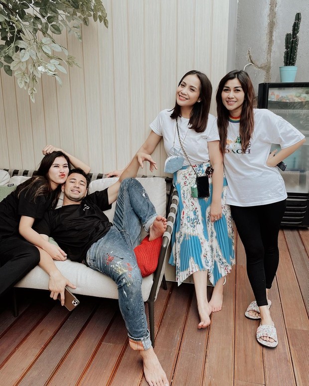Raffi Ahmad, istri dan adik-adik/instagram.com/nissyaa/ Raffi Ahmad, istri dan adik-adik