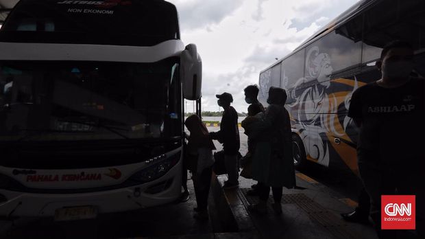 Sejumlah calon penumpang menunggu bus yang akan mengangkut mereka di Terminal Bus Terpadu Pulo Gebang, Jakarta, Selasa, 4 Mei 2021. CNN Indonesia/ Adhi Wicaksono