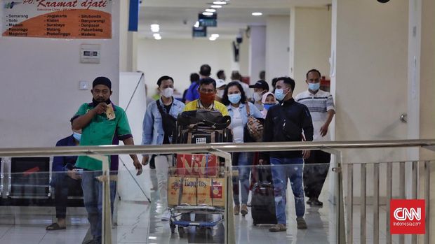 Ramai Terminal Pulo Gebang Jelang Larangan Mudik Sejumlah calon penumpang menunggu bus yang akan mengangkut mereka di Terminal Bus Terpadu Pulo Gebang, Jakarta, Selasa, 4 Mei 2021. CNN Indonesia/ Adhi Wicaksono