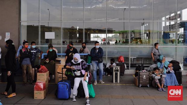 Sejumlah calon penumpang menunggu bus yang akan mengangkut mereka di Terminal Bus Terpadu Pulo Gebang, Jakarta, Selasa, 4 Mei 2021. CNN Indonesia/ Adhi Wicaksono