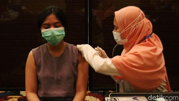 Ribuan Pelaku Buparekraf Divaksin COVID-19 di Bandung