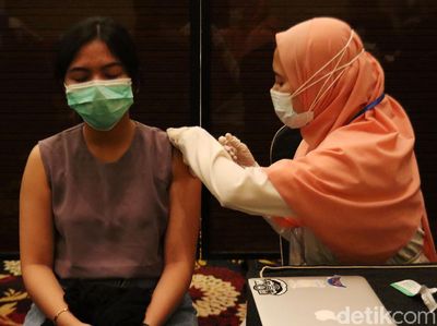 Ribuan Pelaku Buparekraf Divaksin COVID-19 di Bandung