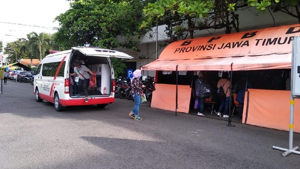 Rumah Sakit Darurat Indrapura Rawat 34 TKI Positif COVID-19 <br/><br/>Hilda Meilisa Rinanda<br/><br/>Surabaya - Rumah Sakit Lapangan Indrapura (RSLI) kini tengah merawat 34 Pekerja Migran Indonesia (PMI) atau Tenaga Kerja Indonesia (TKI) yang terkonfirmasi positif COVID-19. Sebelumnya, para TKI ini sempat diswab saat hendak dikarantina di Asrama Haji Sukolilo Surabaya.<br/><br/>Rinciannya, tadi malam ada delapan PMI yang masuk RSLI. Sedangkan sore ini ada 26 orang PMI yang dinyatakan positif terpapar COVID-19.<br/><br/>Mereka berasal dari Malaysia, Hongkong, Singapura dan Brunei Darussalam. TKI yang positif dalam seminggu terakhir ini berasal dari wilayah Asia Tenggara, sedangkan yang dari timur tengah diperkirakan akan masuk dalam seminggu ke depan.<br/><br/>Ketua Pelaksanan Relawan PPKPC-RSLI Radian Jadid menyebut total TKI yang dirawat di RSLI ada 34 pasien. Rincirannya 17 pasien laki-laki dan 17 pasien perempuan.<br/><br/>Sedangkan asal para TKI juga beragam, lebih dari setengah berasal dari Madura, yakni dari Sampang, Pamekasan, Bangkalan dan Sumenep. Lalu, ada pula dari Jember, Probolinggo, Ponorogo, Pacitan, Sidoarjo dan satu orang dari Kendal, Jawa Tengah. <br/><br/>Sementara itu, Kepala RSLI Kogabwilhan II Surabaya, Laksamana Pertama dr I Dewa Gede Nalendra Djaya Iswara mengatakan para TKI yang positif ini akan menjadi perhatian serius. Karena berpotensi menjadi perantara mutasi COVID-19 varian baru. <br/><br/>Nalendra mengatakan pihaknya juga berkaca pada kondisi tsunami COVID-19 di India. Untuk itu, Nalendra tak ingin kecolongan. Segala langkah antisipasif dan monitoring ketat akan dilakukan pada penderita COVID-19 yang berasal dari PMI. <br/><br/>Contoh paling jelas adalah kasus di India. Adanya vaksinasi lebih dari 100 juta warga India telah menjadikan mereka euforia sehingga melupakan protokol kesehatan yang ada, papar Nalendra di Surabaya, Selasa (4/5/2021).<br/><br/>Padahal, angka tersebut dibandingkan dengan 1,3 miliar jumlah penduduk India, masih jauh dari syarat herd immunity yang mengharuskan 70 persen dari populasi. Untuk itu vaksinasi jangan dijadikan sandaran dan alasan untuk abai terhadap protokol kesehatan,karena prokes adalah nomor satu dan mutlak untuk mengatasi pandemi COVID-19, imbuhnya.<br/><br/>Tak hanya itu, Nalendra juga menyoroti kondisi Malaysia. Di mana beberapa rumah sakit COVID-19 di sebagian wilayah Malaysia mulai penuh. Untuk itu pasien yang berasal dari Malaysia juga menjadi perhatian khusus.<br/><br/>Informasi yang masuk, dari 28 April hingga 4 Mei, setidaknya sudah masuk 4.177 PMI. Di mana lebih dari setengahnya berasal dari Malaysia, yakni 2.298 orang. Selebihnya, berasal dari Singapura, Hongkong dan Brunei Darussalam. <br/><br/>Nalendra menambahkan PMI ini akan mendapatkan perhatian khusus, skrining dan pengambilan sampel ulang, untuk selanjutnya dianalisis di RSLI dan dikirimkan ke Badan Penelitian dan Pengembangan Kesehatan (Balitkbangkes) Jakarta Pusat. Hal ini demi penelitian lanjut terkait kemungkinan munculnya varian baru mutasi COVID-19.<br/><br/>Untuk kesiapan penangan PMI, Nalendra berpesan kepada seluruh nakes dan relawan di RSLI untuk terus menjaga kondisi agar dapat bekerja menjalankan tugas dan memberikan pelayanan terbaik untuk kesembuhan pasien. <br/><br/>Jaga kondisi, tertib dan taat dalam penggunaan APD sesuai levelnya, serta saling mengingatkan untuk keamanan, kesehatan dan keselamatan kita bersama, pesan Nalendra.