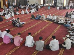 Santri Bekasi Itikaf di Masjid Raih Lailatul Qadar