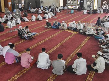 Santri Bekasi Itikaf di Masjid Raih Lailatul Qadar