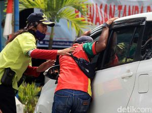 Semangat Porter Tawarkan Jasa di Terminal Kalideres