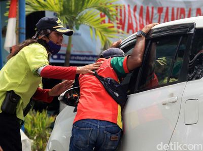 Semangat Porter Tawarkan Jasa di Terminal Kalideres