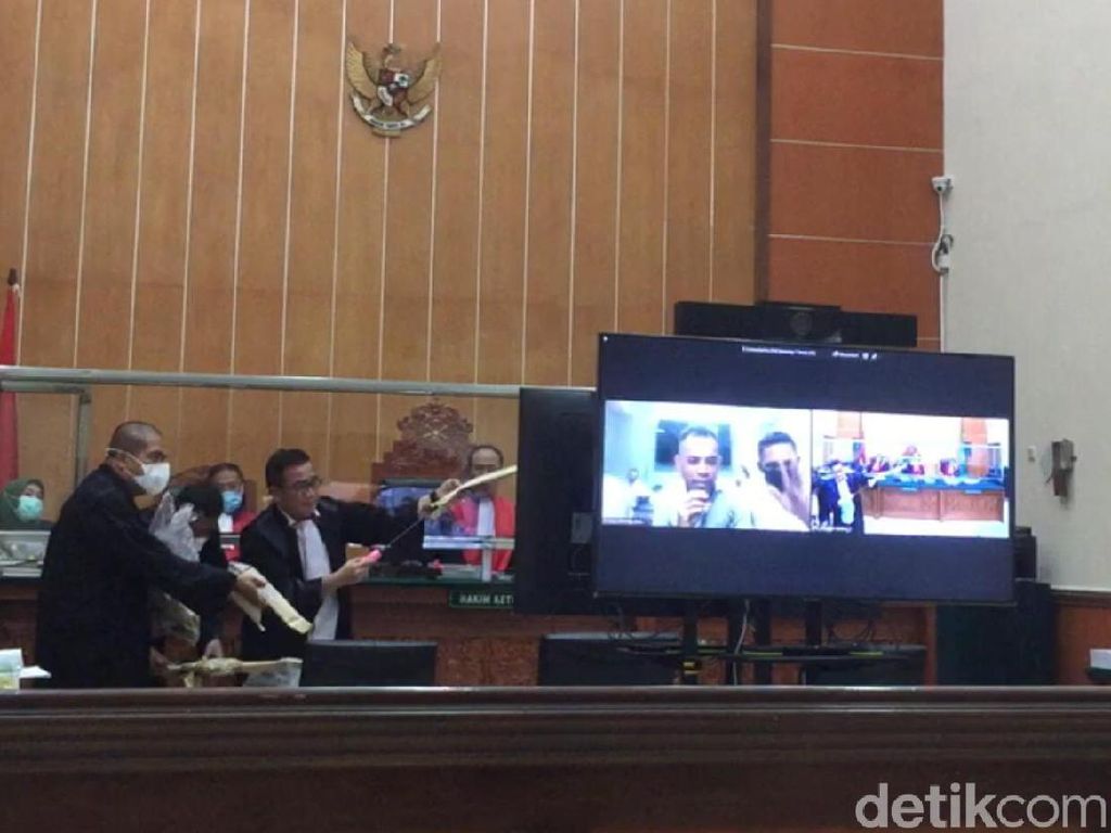 JPU Perlihatkan Golok yang Dipakai Anak Buah John Kei Habisi Korban JPU Perlihatkan Golok yang Dipakai Anak Buah John Kei Habisi Korban
