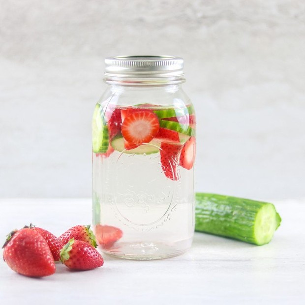 Mengonsumsi Strawberry Cucumber Infused Water dapat menghindarkan risiko dehidrasi dan kolestrol yang bisa membawa akibat buruk.