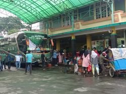H-2 Larangan Mudik, Penumpang Padati Loket Bus ALS Medan