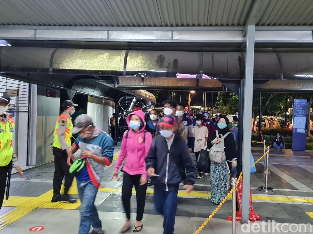 Stasiun Tanah Abang Kembali Dibuka, Antrean Penumpang Masuk Sempat Mengular Stasiun Tanah Abang Kembali Dibuka, Antrean Penumpang Masuk Sempat Mengular