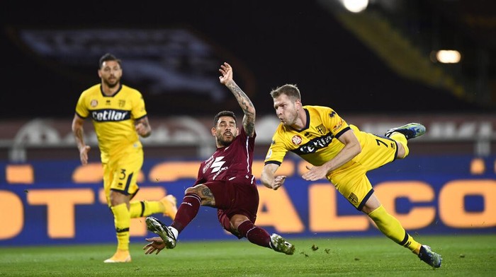 Players fight for the ball during the Italian Serie A soccer match between Torino and Parma at the Olimpico Grande Torino stadium in Turin, Italy, Monday, May 3, 2021. (Fabio Ferrari/LaPresse via AP)