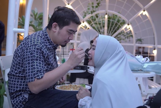 Ustaz Solmed dan Istri/instagram.com/apriljasmine85/ Ustaz Solmed dan istri