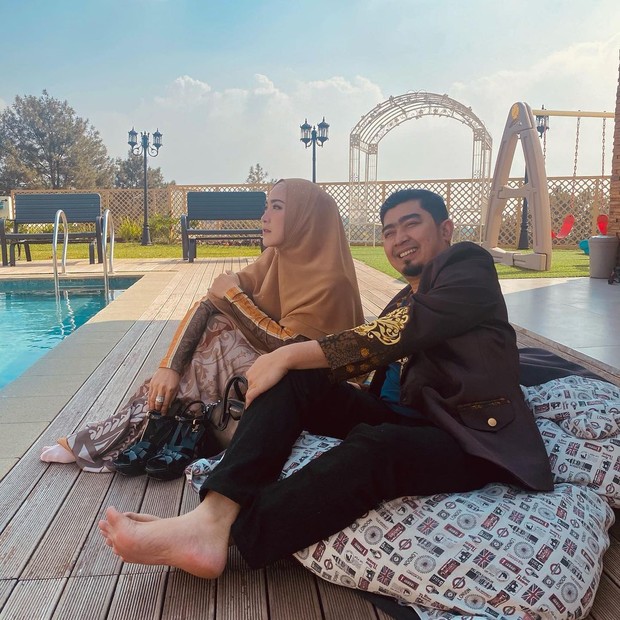 Ustaz Solmed dan Istri/instagram.com/apriljasmine85/ Ustaz Solmed dan istri