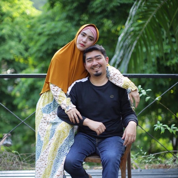 Ustaz Solmed dan Istri/instagram.com/apriljasmine85/ Ustaz Solmed dan istri