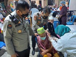 Batalyon Vaksinator Mataram Beri Vaksin 202 Lansia dalam 3 Jam